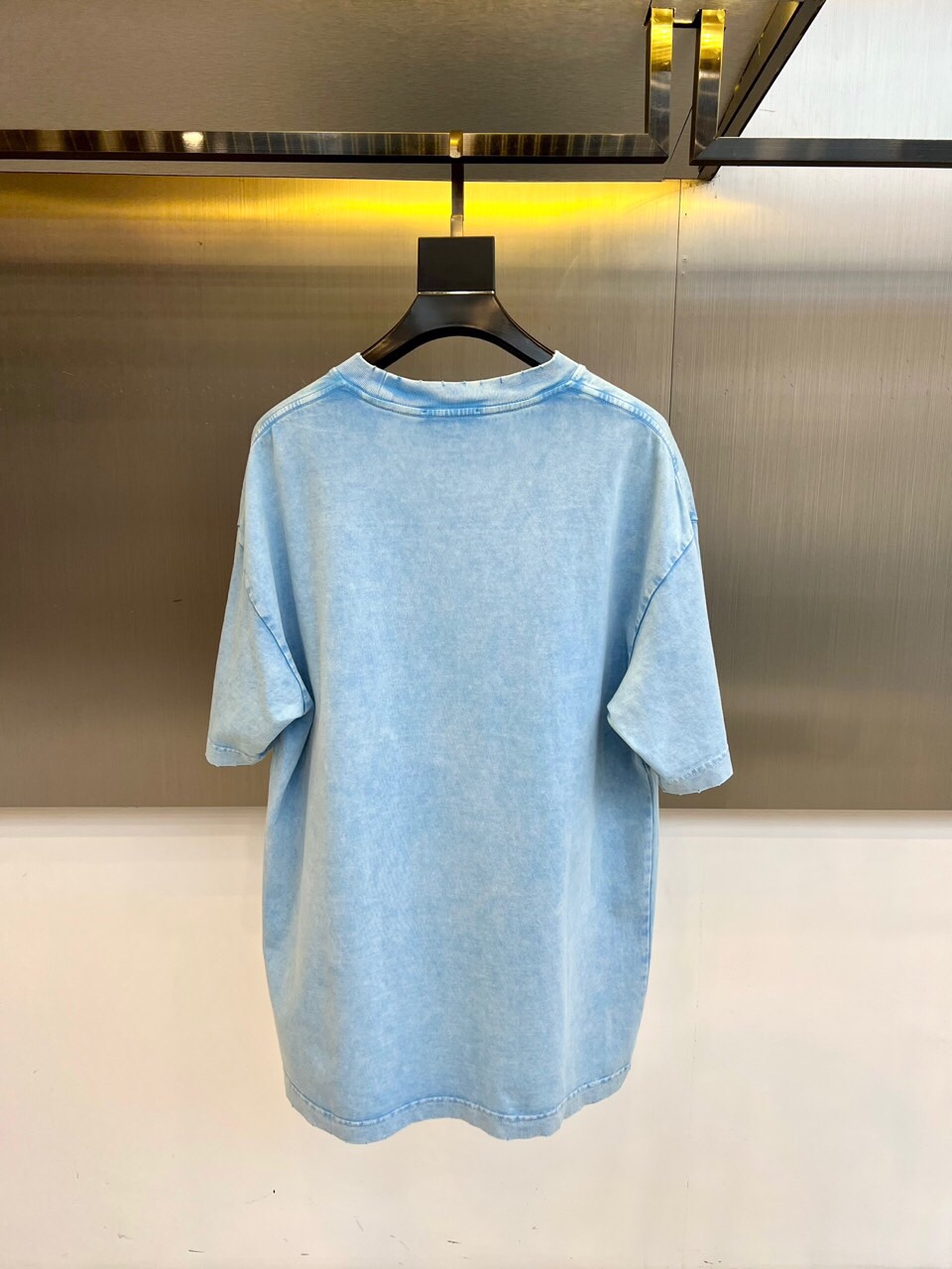 
巴黎世家、2025春夏男士新款圆领短袖T恤。进口定织面料100%纯棉、面料手感丝滑柔软，透气亲肤性极佳