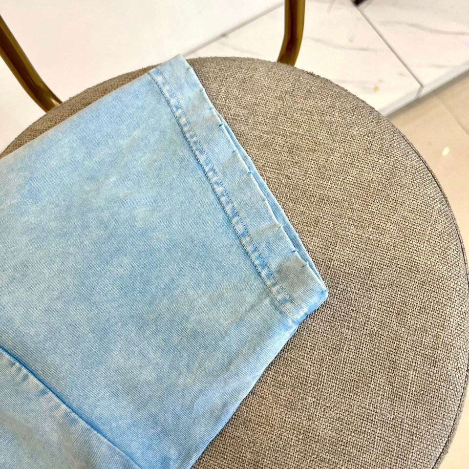 
巴黎世家、2025春夏男士新款圆领短袖T恤。进口定织面料100%纯棉、面料手感丝滑柔软，透气亲肤性极佳