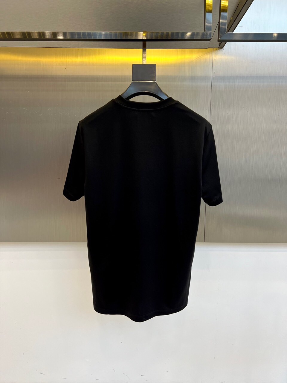 
始祖鸟、25春夏爆款经典系列， 经典Logo圆领宽松短袖T恤，定制同缸染色100%棉面料，手感非常舒服