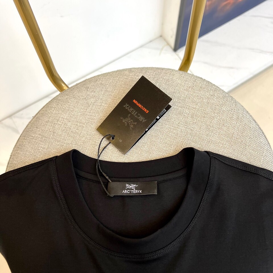 
始祖鸟、25春夏爆款经典系列， 经典Logo圆领宽松短袖T恤，定制同缸染色100%棉面料，手感非常舒服