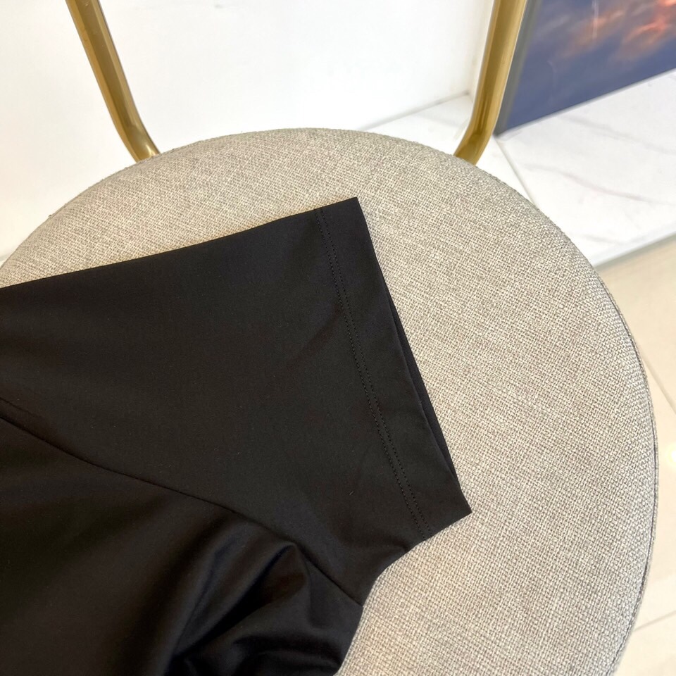 
始祖鸟、25春夏爆款经典系列， 经典Logo圆领宽松短袖T恤，定制同缸染色100%棉面料，手感非常舒服