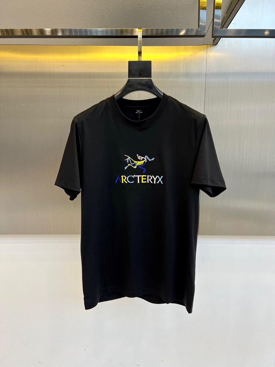 
始祖鸟、25春夏爆款经典系列， 经典Logo圆领宽松短袖T恤，定制同缸染色100%棉面料，手感非常舒服