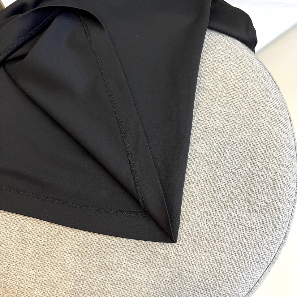 
始祖鸟、25春夏爆款经典系列， 经典Logo圆领宽松短袖T恤，定制同缸染色100%棉面料，手感非常舒服