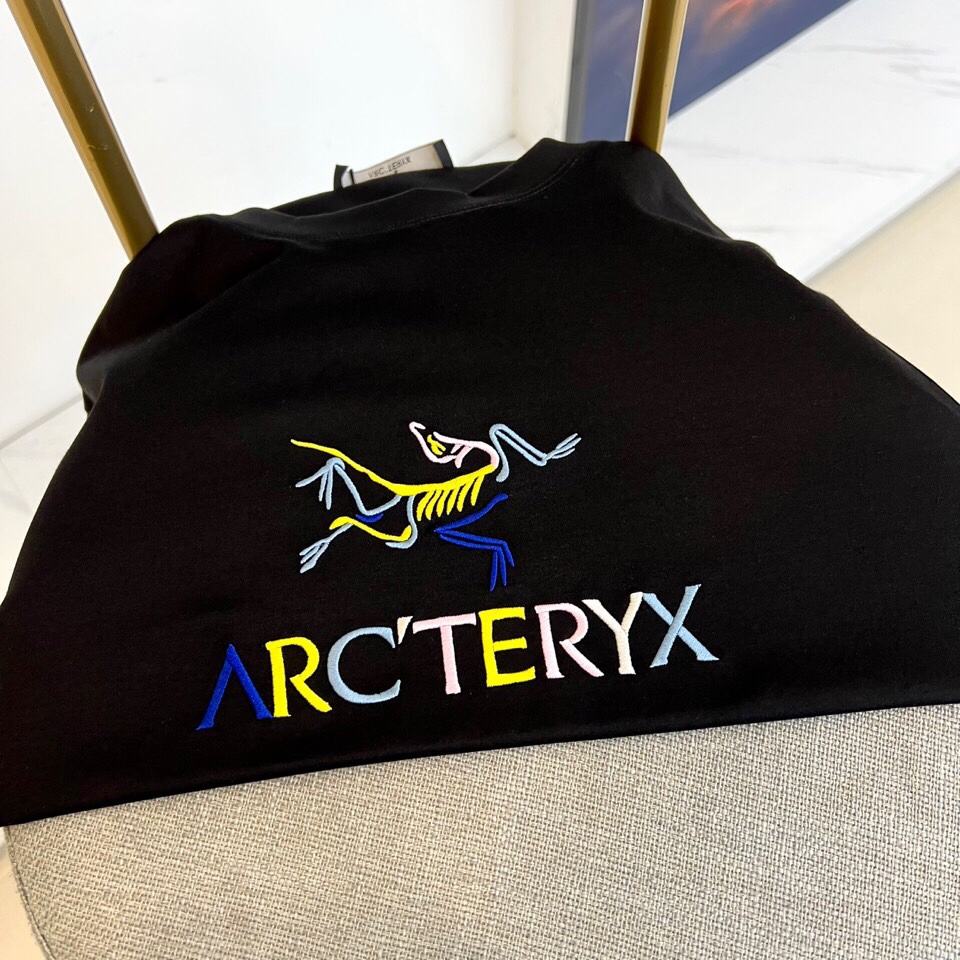 
始祖鸟、25春夏爆款经典系列， 经典Logo圆领宽松短袖T恤，定制同缸染色100%棉面料，手感非常舒服