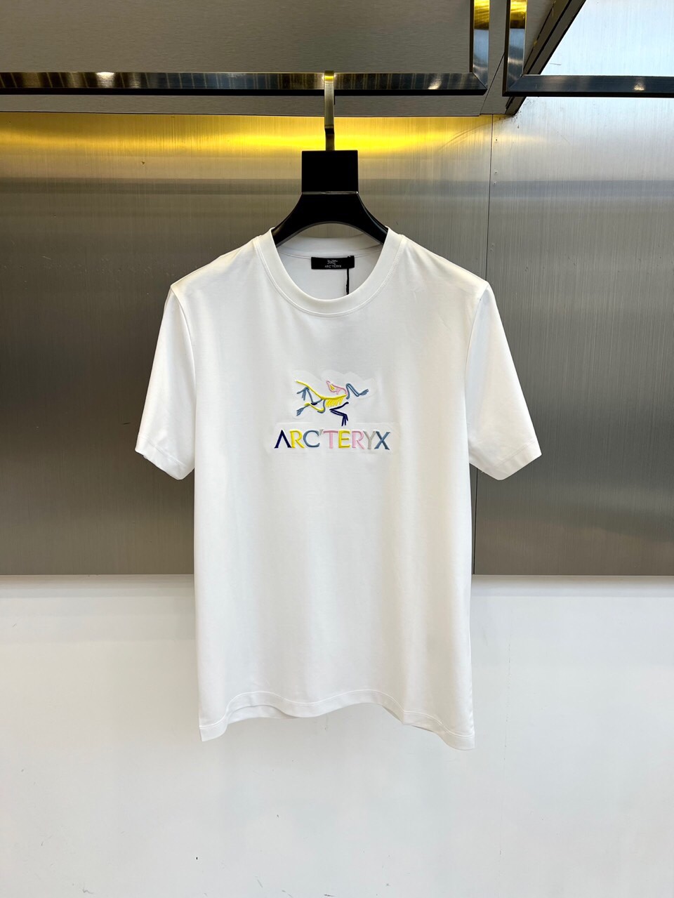 NO:513585,Archaeopteryx, 25 spring and summer hot classic series, classic logo round neck loose short-sleeved T-shirt, customized same-cage dyed cotton fabric, very comfortable to touch, the latest brick cabinet in spring and summer, fashionable and personalized, super versatile and beautiful style, very suitable for both men and women, a must-have for trendy people!  48-56 (model 173, 143 catties upper body 50 sizes), arc'teryx, T-shirt, tees, t-shirt, alexander wang19860909始祖鸟、25春夏爆款经典系列, 经典Logo圆领宽松短袖T恤,定制同缸染色棉面料,手感非常舒服,春夏最新砖柜同步,时尚又个性 超级百搭好看的一款 男女都非常合适 的版型,潮人必备！48-56（模特173,143斤上身50码）,arc'teryx,T-shirt,tees，t-shirt,alexander wang,Men's clothing