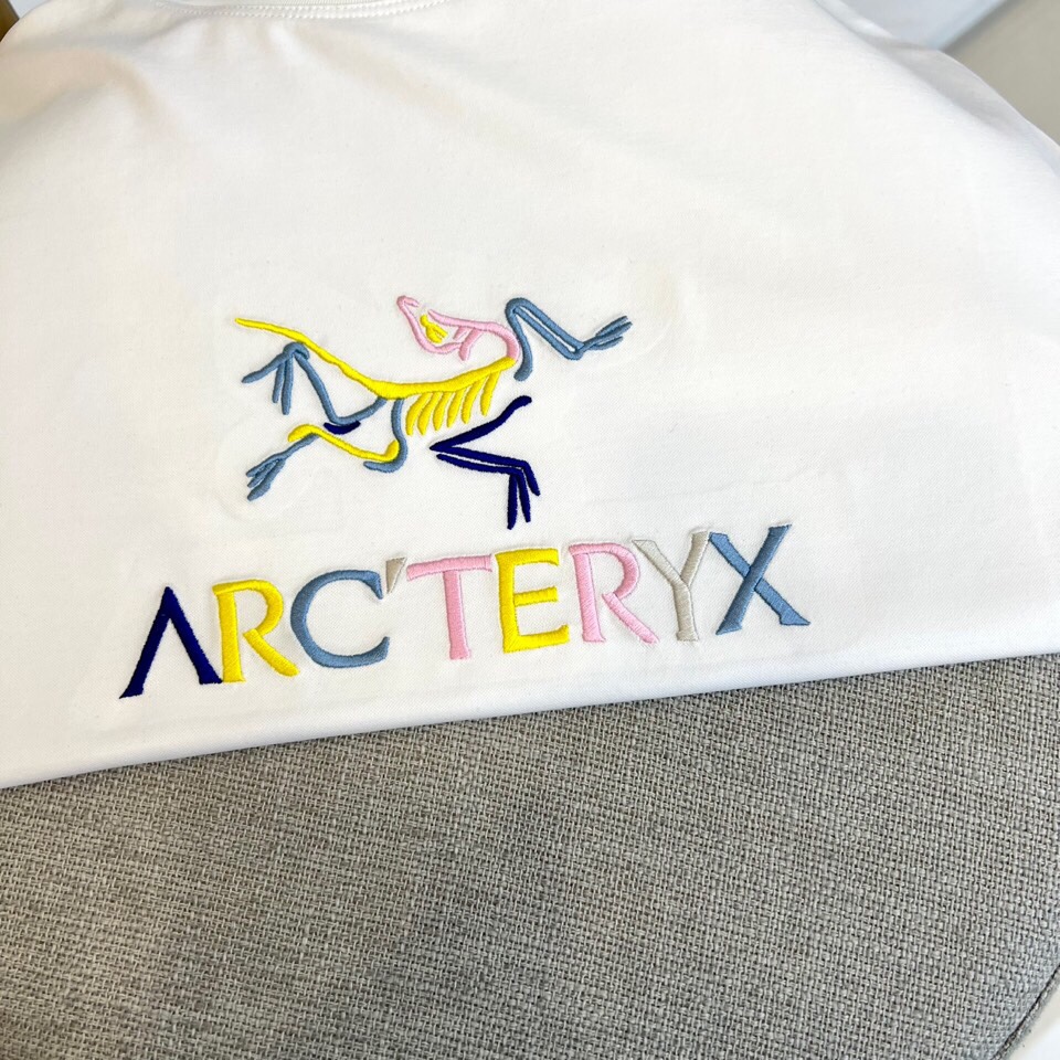 
始祖鸟、25春夏爆款经典系列， 经典Logo圆领宽松短袖T恤，定制同缸染色100%棉面料，手感非常舒服