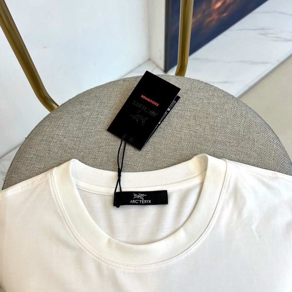 
始祖鸟、25春夏爆款经典系列， 经典Logo圆领宽松短袖T恤，定制同缸染色100%棉面料，手感非常舒服