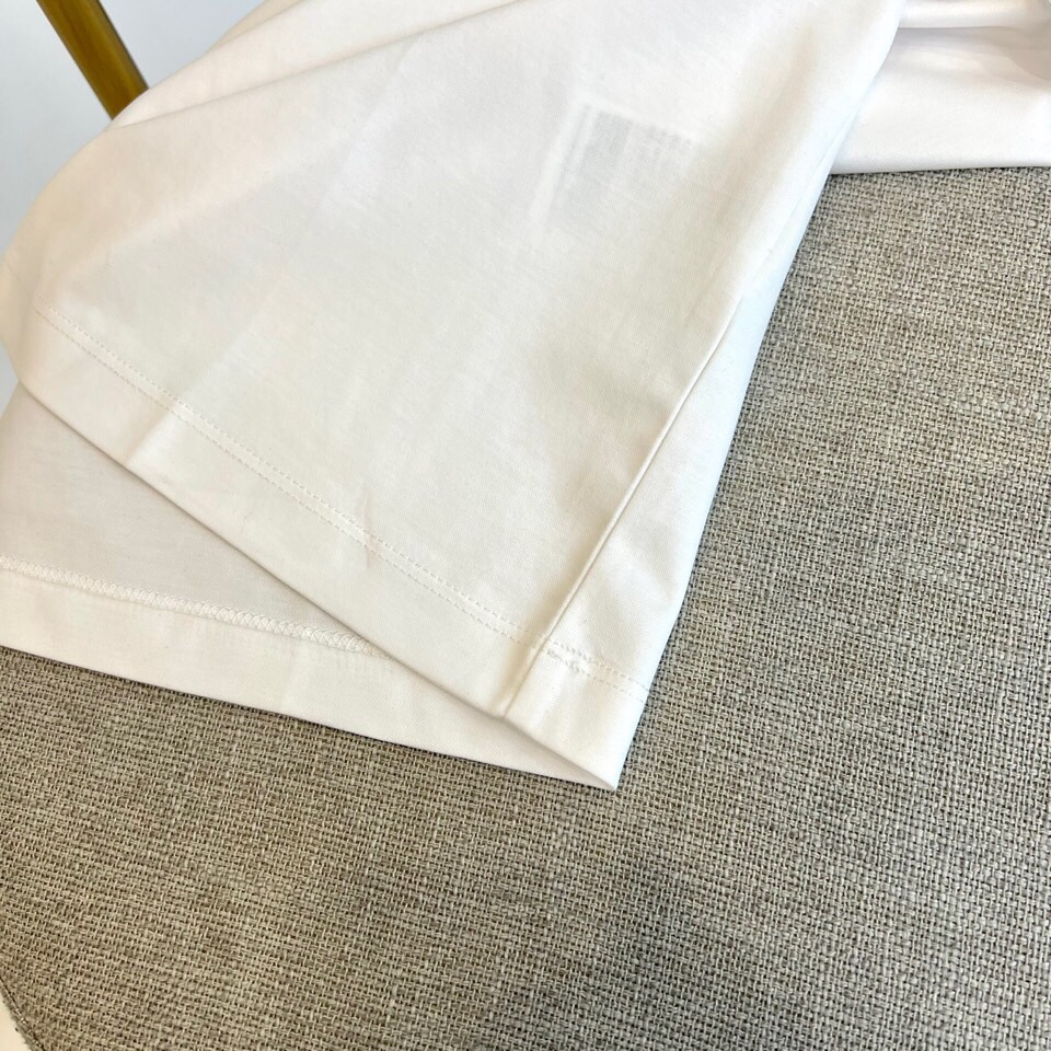 
始祖鸟、25春夏爆款经典系列， 经典Logo圆领宽松短袖T恤，定制同缸染色100%棉面料，手感非常舒服