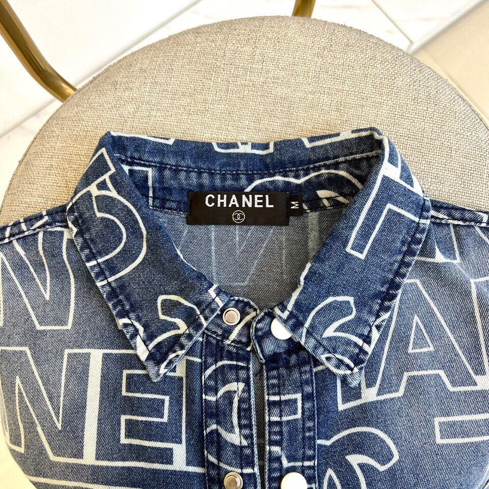 
香奈儿、2025、夏季牛仔短袖翻领外套、定制洗水牛仔面料、绝佳版型、内搭白色短袖T恤、非常的干练、在单