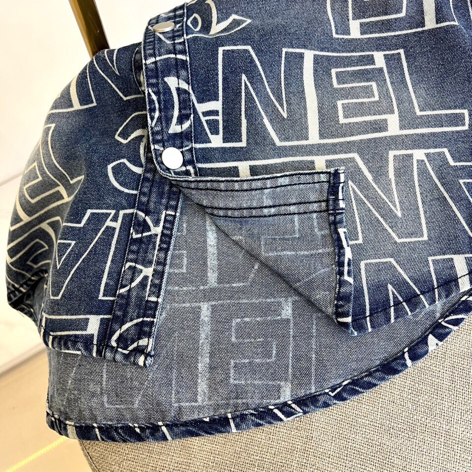 
香奈儿、2025、夏季牛仔短袖翻领外套、定制洗水牛仔面料、绝佳版型、内搭白色短袖T恤、非常的干练、在单