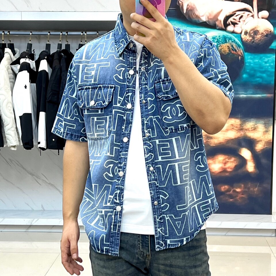 
香奈儿、2025、夏季牛仔短袖翻领外套、定制洗水牛仔面料、绝佳版型、内搭白色短袖T恤、非常的干练、在单