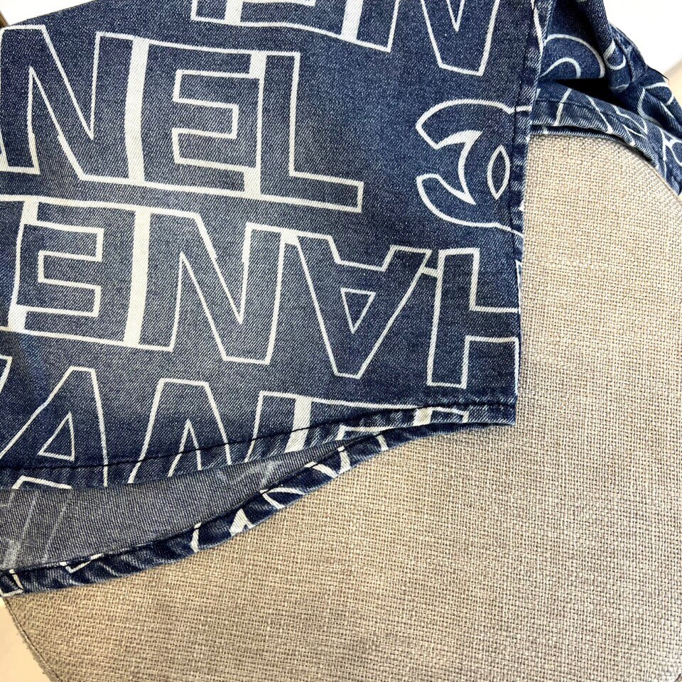 
香奈儿、2025、夏季牛仔短袖翻领外套、定制洗水牛仔面料、绝佳版型、内搭白色短袖T恤、非常的干练、在单