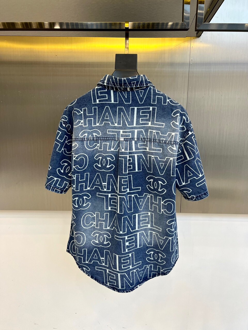 
香奈儿、2025、夏季牛仔短袖翻领外套、定制洗水牛仔面料、绝佳版型、内搭白色短袖T恤、非常的干练、在单
