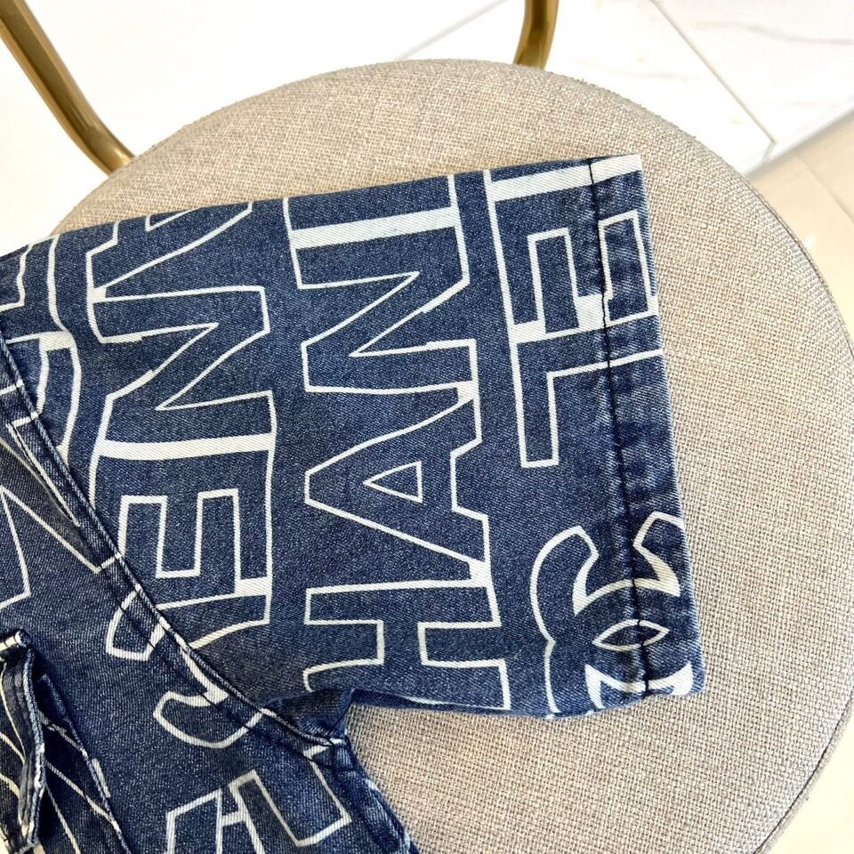 
香奈儿、2025、夏季牛仔短袖翻领外套、定制洗水牛仔面料、绝佳版型、内搭白色短袖T恤、非常的干练、在单