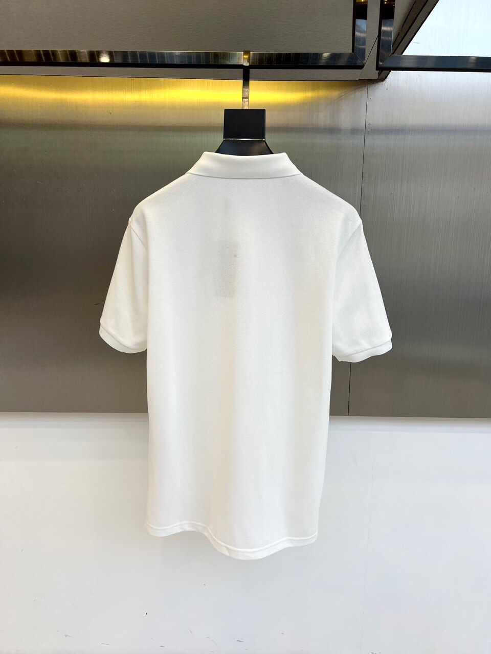 
圣罗兰、2025s经典标志性Logo点缀元素 经典时尚翻领 Polo衫短袖 ，贸易公司渠道订单，简约大