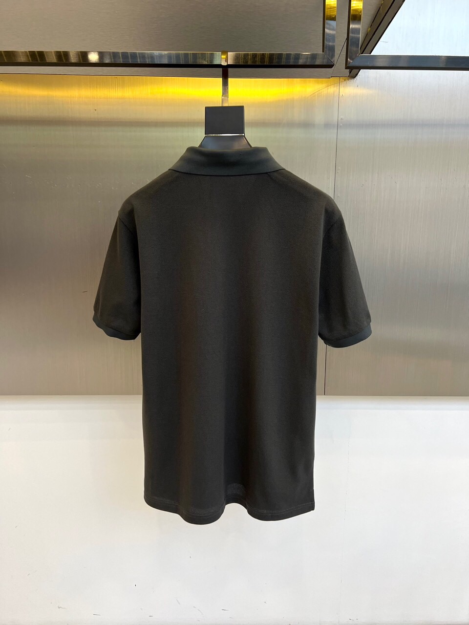 
圣罗兰、2025s经典标志性Logo点缀元素 经典时尚翻领 Polo衫短袖 ，贸易公司渠道订单，简约大