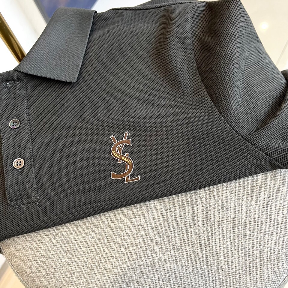 
圣罗兰、2025s经典标志性Logo点缀元素 经典时尚翻领 Polo衫短袖 ，贸易公司渠道订单，简约大