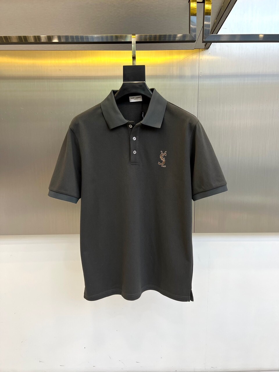 
圣罗兰、2025s经典标志性Logo点缀元素 经典时尚翻领 Polo衫短袖 ，贸易公司渠道订单，简约大
