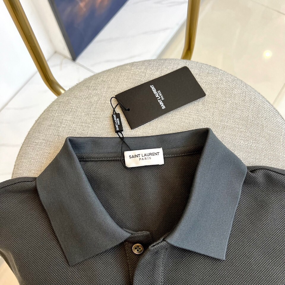 
圣罗兰、2025s经典标志性Logo点缀元素 经典时尚翻领 Polo衫短袖 ，贸易公司渠道订单，简约大