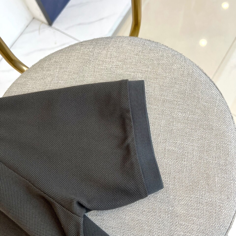 
圣罗兰、2025s经典标志性Logo点缀元素 经典时尚翻领 Polo衫短袖 ，贸易公司渠道订单，简约大