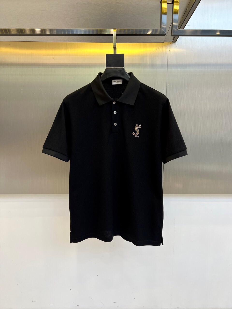 NO:513589,Saint Laurent, 2025s classic iconic logo embellishment elements, classic fashion lapel, Polo shirt short sleeves, trading company channel orders, simple and elegant, fashionable and versatile, and the quality is even more unstriking!  Use imported fixed-woven pure cotton bead mesh fabric, which is soft, straight, stylish, breathable and comfortable. The upper body has a good drooping feeling and is not easy to deform!,,saint laurent,T-shirt,alexander wang19860909圣罗兰、2025s经典标志性Logo点缀元素 经典时尚翻领 Polo衫短袖 ,贸易公司渠道订单,简约大气,时尚百搭,品相更是无法挑剔！选用客供进口定织纯棉珠地网眼面料,柔软挺阔有型、透气舒适.上身垂感好,不易变形!,,saint laurent,T-shirt,alexander wang,Men's clothing