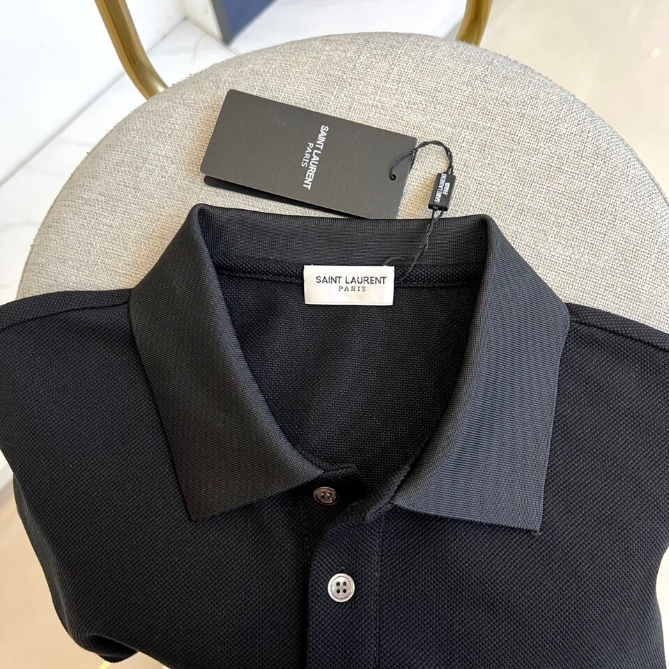 
圣罗兰、2025s经典标志性Logo点缀元素 经典时尚翻领 Polo衫短袖 ，贸易公司渠道订单，简约大