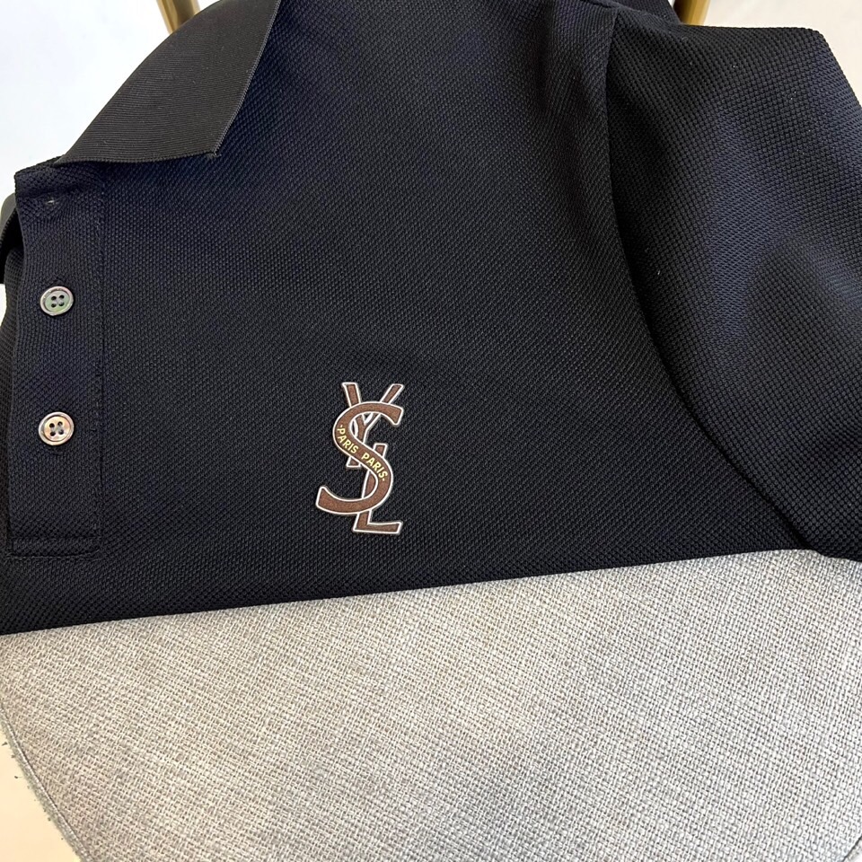 
圣罗兰、2025s经典标志性Logo点缀元素 经典时尚翻领 Polo衫短袖 ，贸易公司渠道订单，简约大