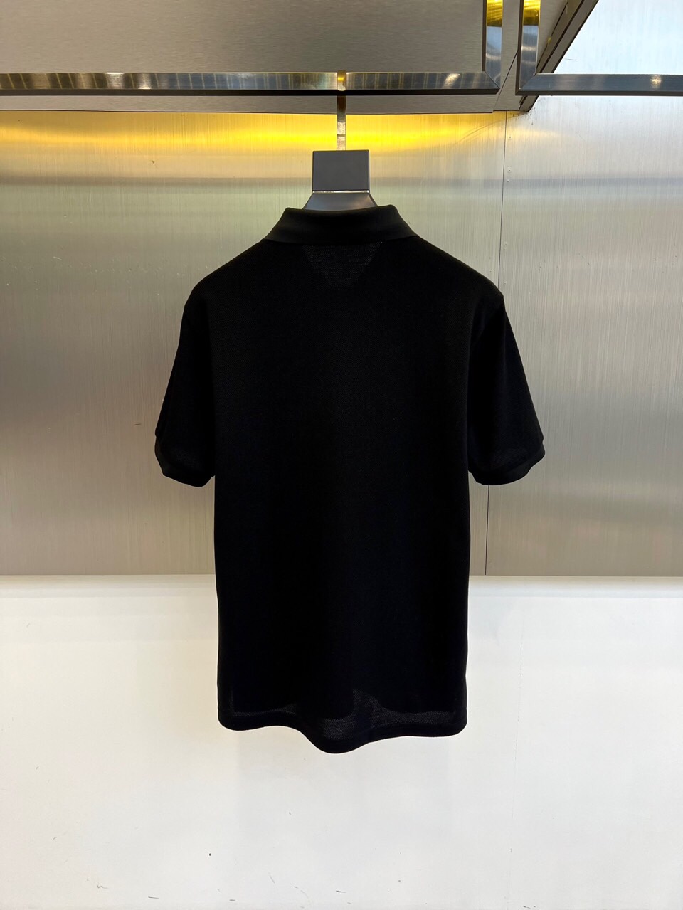 
圣罗兰、2025s经典标志性Logo点缀元素 经典时尚翻领 Polo衫短袖 ，贸易公司渠道订单，简约大