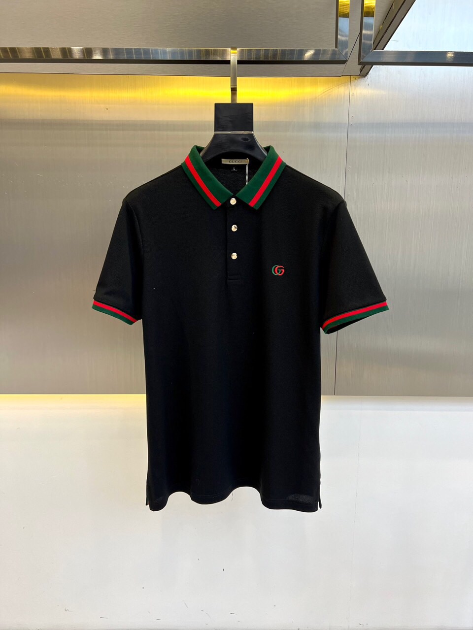 NO:513591,Gucci, 2025s classic iconic logo embellishment elements, classic fashion lapel, Polo shirt short sleeves, trading company channel orders, simple and atmospheric, fashionable and versatile, and the quality is even more unstriking!  The imported fixed-woven pure cotton bead mesh fabric is used, which is soft, straight, stylish, breathable and comfortable. The upper body has a good drooping feeling and is not easy to deform! It is even less likely to fade! A clean and refreshing foundation. The POLO shirt style is small and crisp pointed collar, and the armband design uses the three-dimensional craftsmanship of the brand logo, which perfectly combines leisure and business!  Fashionable and versatile!  48-56 (model 173, 143 catties upper body 50 sizes), gucci, T-shirt, alexander wang19860909Gucci、2025s经典标志性Logo点缀元素 经典时尚翻领 Polo衫短袖 ,贸易公司渠道订单,简约大气,时尚百搭,品相更是无法挑剔！选用客供进口定织纯棉珠地网眼面料,柔软挺阔有型、透气舒适.上身垂感好,不易变形!更不易褪色!干净清爽的基础 POLO衫版型,小巧而挺括的尖领有型又时尚,袖标设计运用了品牌logo立体工艺,休闲与商务完美结合！时尚百搭！48-56（模特173,143斤上身50码）,,gucci,T-shirt,alexander wang,Men's clothing