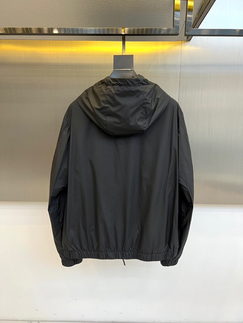 
Mon蒙口、25FW秋冬系列新品 米白机能夹克外套

晨雾般柔和的米白色调，搭配立体剪裁与抽绳细节，简