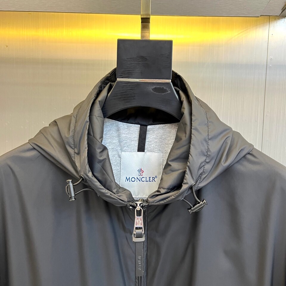 
Mon蒙口、25FW秋冬系列新品 米白机能夹克外套

晨雾般柔和的米白色调，搭配立体剪裁与抽绳细节，简