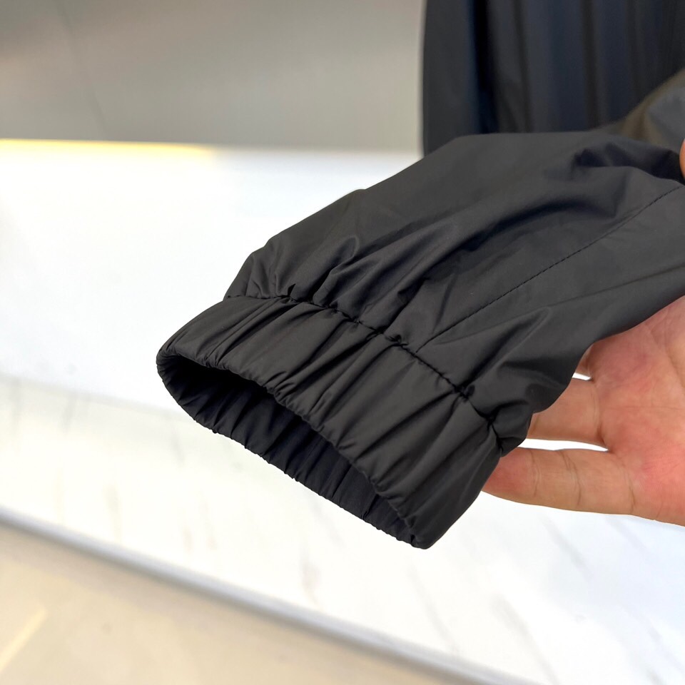 
Mon蒙口、25FW秋冬系列新品 米白机能夹克外套

晨雾般柔和的米白色调，搭配立体剪裁与抽绳细节，简