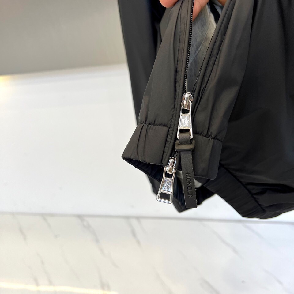 
Mon蒙口、25FW秋冬系列新品 米白机能夹克外套

晨雾般柔和的米白色调，搭配立体剪裁与抽绳细节，简