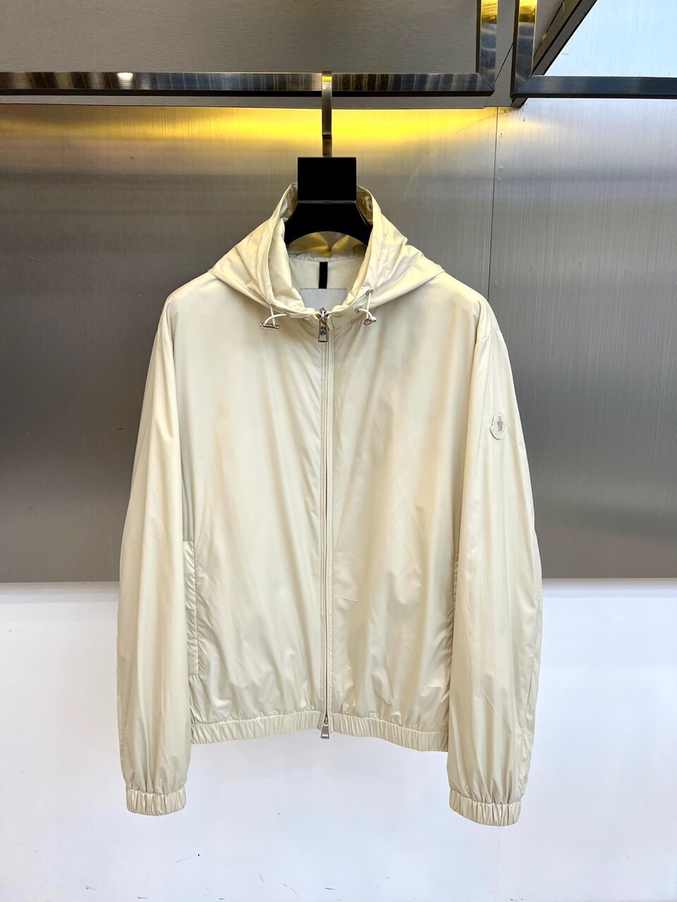 NO:513592,Mon mask, 25FW autumn and winter new product, beige functional jacket jacket, a soft beige tone like morning mist, paired with three-dimensional tailoring and drawstring details, simplicity and functional aesthetics hidden in simplicity. The left sleeve logo is looming, a taste code that people recognize at a glance. From commuting to date, from cafe to short trips, this jacket can be perfectly adapted. The windproof fabric + micro-contour design combines comfort and styling, allowing you to maintain an elegant posture at any time. The metal curtain wall and warm light strip on the background set off the exquisite texture of the jacket. It is not just a coat, but also a style declaration in your wardrobe. 48-56 (model 173, 143 catties upper body 50 sizes), Moncler, jackets & coats, jackets & coats, alexander wang19860909Mon蒙口、25FW秋冬系列新品 米白机能夹克外套 晨雾般柔和的米白色调,搭配立体剪裁与抽绳细节,简约中暗藏机能美学.左袖徽标若隐若现,是懂得人一眼认出的品味暗号. 从通勤到约会,从咖啡厅到短途旅行,这件夹克都能完美适配.防风面料+微廓设计,兼顾舒适与造型感,让你随时保持优雅姿态. 背景的金属幕墙与暖光灯带,衬托出夹克的精致质感.它不只是外套,更是你衣橱里的风格宣言.48-56（模特173,143斤上身50码）,,Moncler,jackets & coats,jackets & coats,alexander wang,Men's clothing