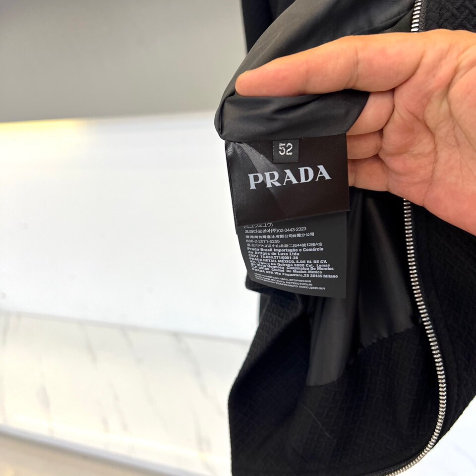 
Prad普拉、25FW秋冬新品 黑色针织夹克外套。

• 经典徽章加持：左胸翻盖口袋饰以PRADA标志