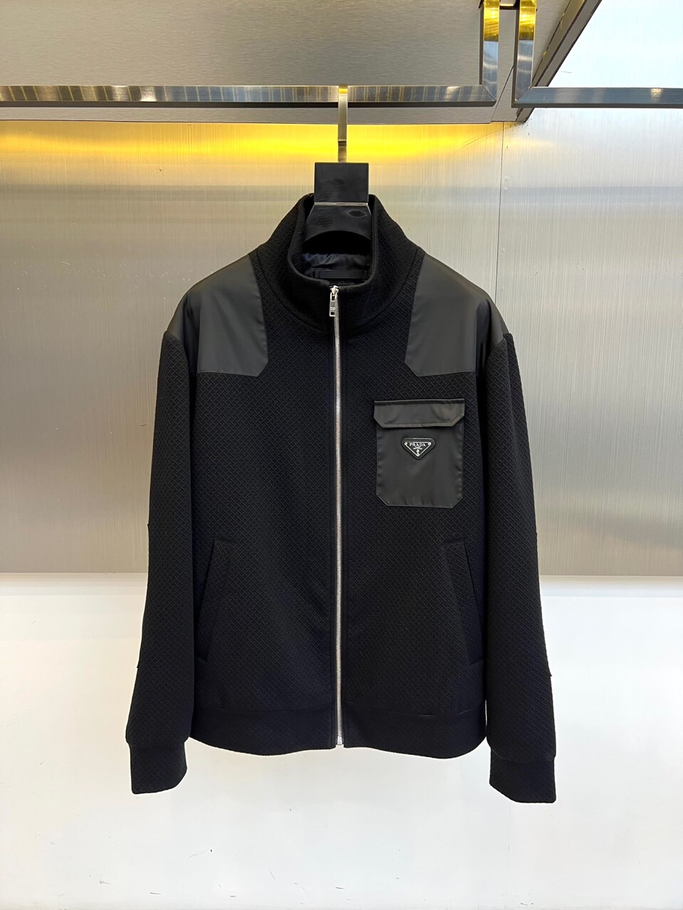 NO:513595,Prad, 25FW autumn and winter new product, black knitted jacket. Classic badges and left chest flip pockets are decorated with PRADA's iconic triangle logo, low-key showing the brand genes. The material collision aesthetic soft knitted fabric and tough and glossy shoulders are spliced ​​to create a layered three-dimensional tailoring. Details are textured and silver zipper + stand-up collar design that runs through the lace, taking into account functional style and high-end. 48-56 (model 173, 143 catties upper body 50 sizes),,prada,prada,jackets & coats,jackets & coats,alexander wang19860909Prad普拉、25FW秋冬新品 黑色针织夹克外套. 经典徽章加持左胸翻盖口袋饰以PRADA标志性三角徽标,低调彰显品牌基因 材质碰撞美学柔软针织面料与硬朗光泽肩部拼接,打造层次感立体剪裁 细节见质感贯穿衣襟的银色拉链+立领设计,兼顾机能风与高级感. 48-56（模特173,143斤上身50码）,,prada,prada,jackets & coats,jackets & coats,alexander wang,Men's clothing