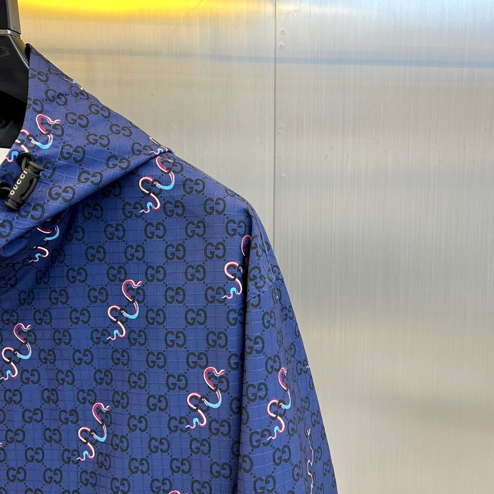 
Gucc古驰、25FW霓虹蛇纹连帽夹克外套 

🐍 双G暗纹 × 霓虹蛇袭

经典深蓝底料密布GUCC