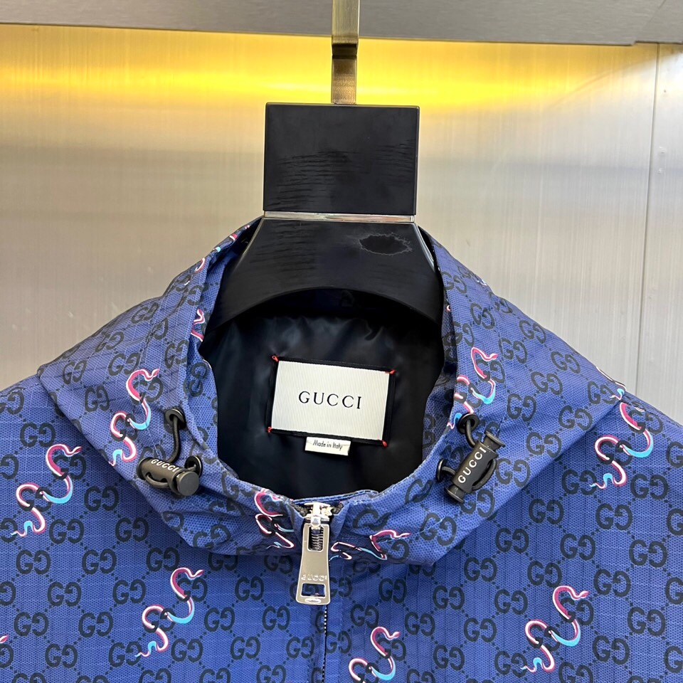 
Gucc古驰、25FW霓虹蛇纹连帽夹克外套 

🐍 双G暗纹 × 霓虹蛇袭

经典深蓝底料密布GUCC