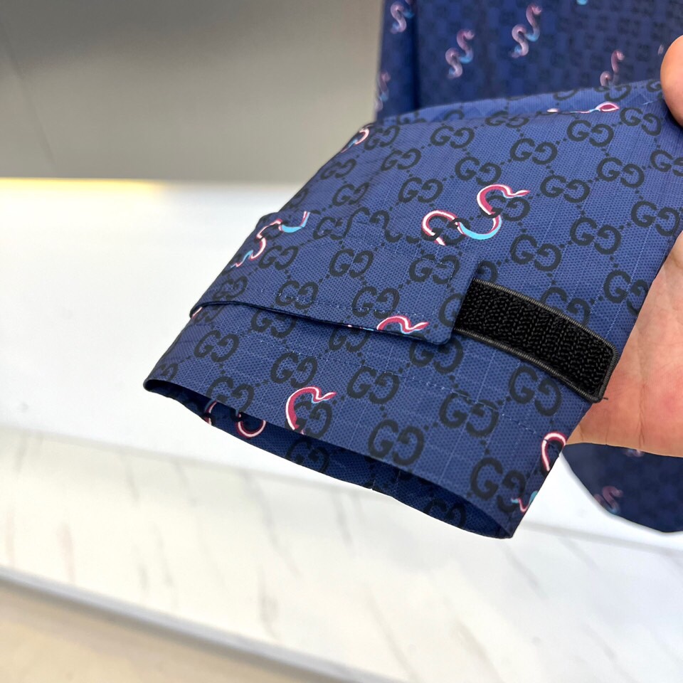 
Gucc古驰、25FW霓虹蛇纹连帽夹克外套 

🐍 双G暗纹 × 霓虹蛇袭

经典深蓝底料密布GUCC