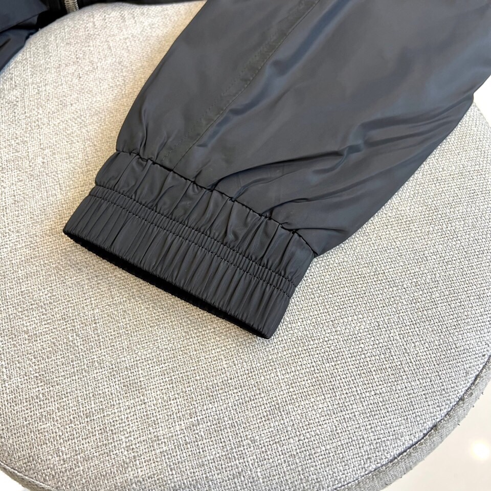 
Bur巴宝莉、25s秋冬新品立领夹克外套

 经典重塑，细节见真章

柔润米黄色面料如秋日麦浪，搭配立