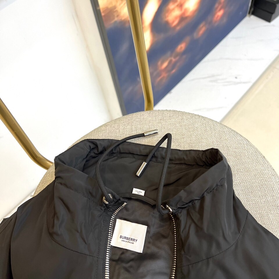 
Bur巴宝莉、25s秋冬新品立领夹克外套

 经典重塑，细节见真章

柔润米黄色面料如秋日麦浪，搭配立