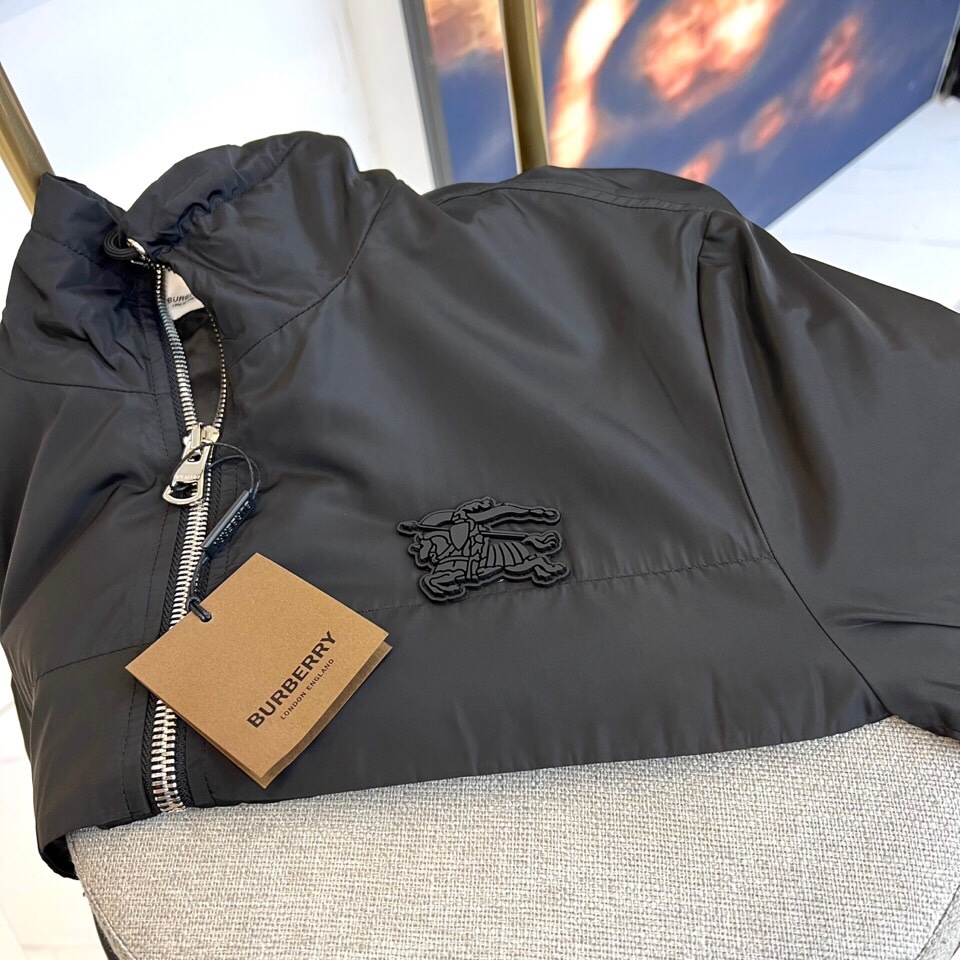 
Bur巴宝莉、25s秋冬新品立领夹克外套

 经典重塑，细节见真章

柔润米黄色面料如秋日麦浪，搭配立