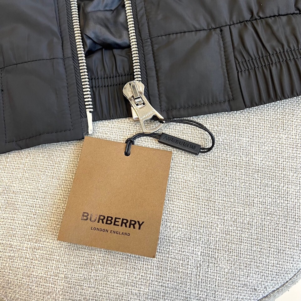 
Bur巴宝莉、25s秋冬新品立领夹克外套

 经典重塑，细节见真章

柔润米黄色面料如秋日麦浪，搭配立