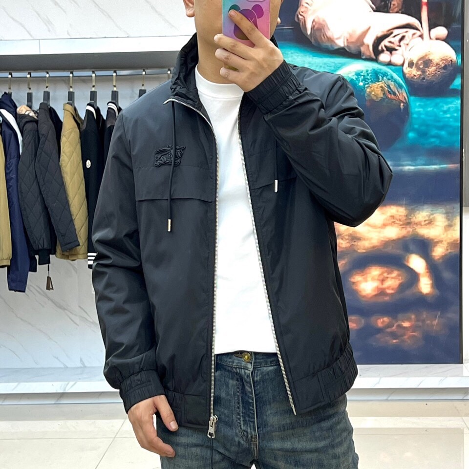 
Bur巴宝莉、25s秋冬新品立领夹克外套

 经典重塑，细节见真章

柔润米黄色面料如秋日麦浪，搭配立