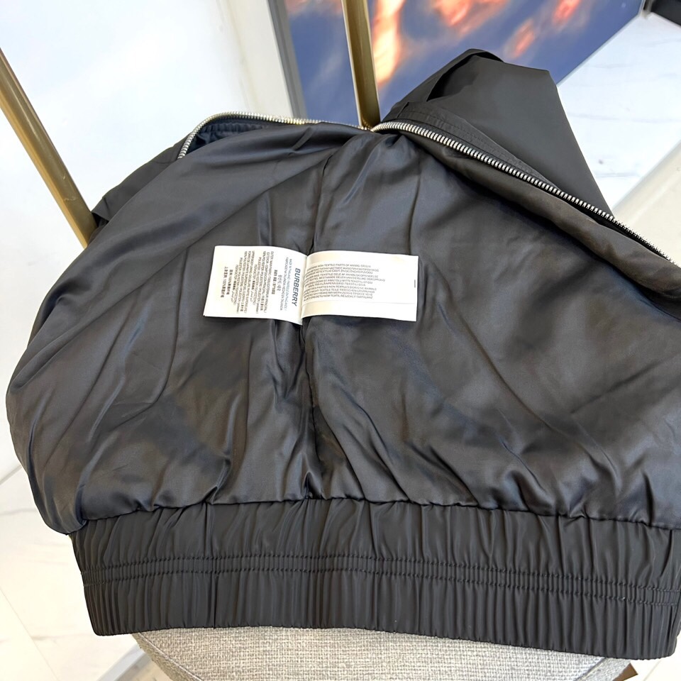 
Bur巴宝莉、25s秋冬新品立领夹克外套

 经典重塑，细节见真章

柔润米黄色面料如秋日麦浪，搭配立