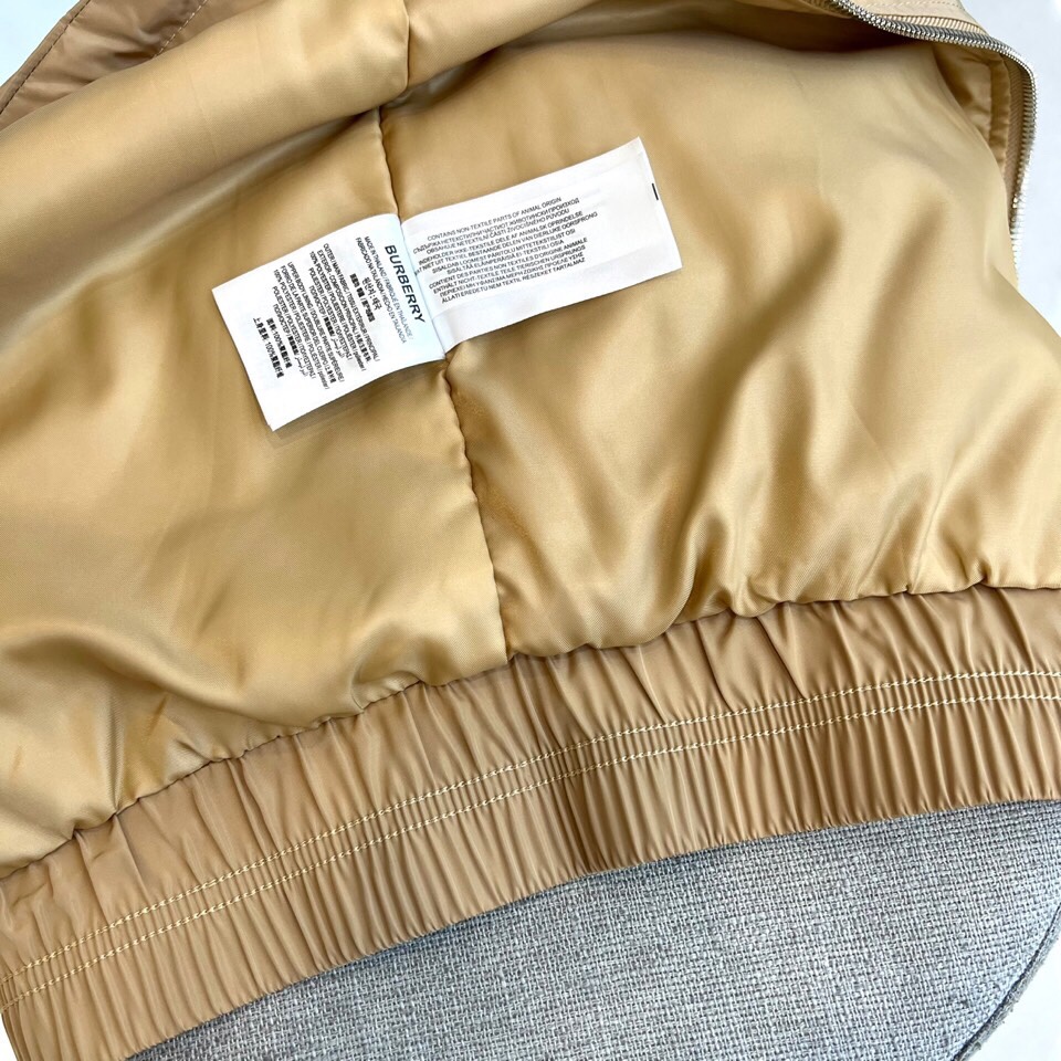 
Bur巴宝莉、25s秋冬新品立领夹克外套

 经典重塑，细节见真章

柔润米黄色面料如秋日麦浪，搭配立