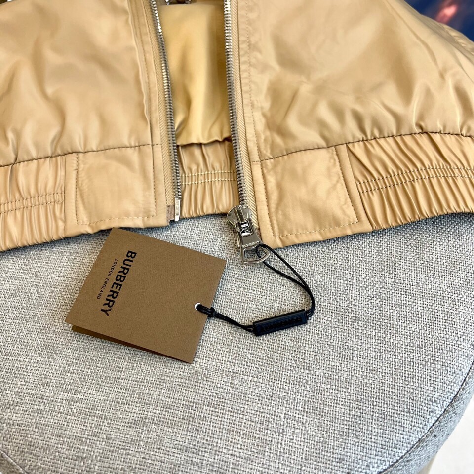 
Bur巴宝莉、25s秋冬新品立领夹克外套

 经典重塑，细节见真章

柔润米黄色面料如秋日麦浪，搭配立