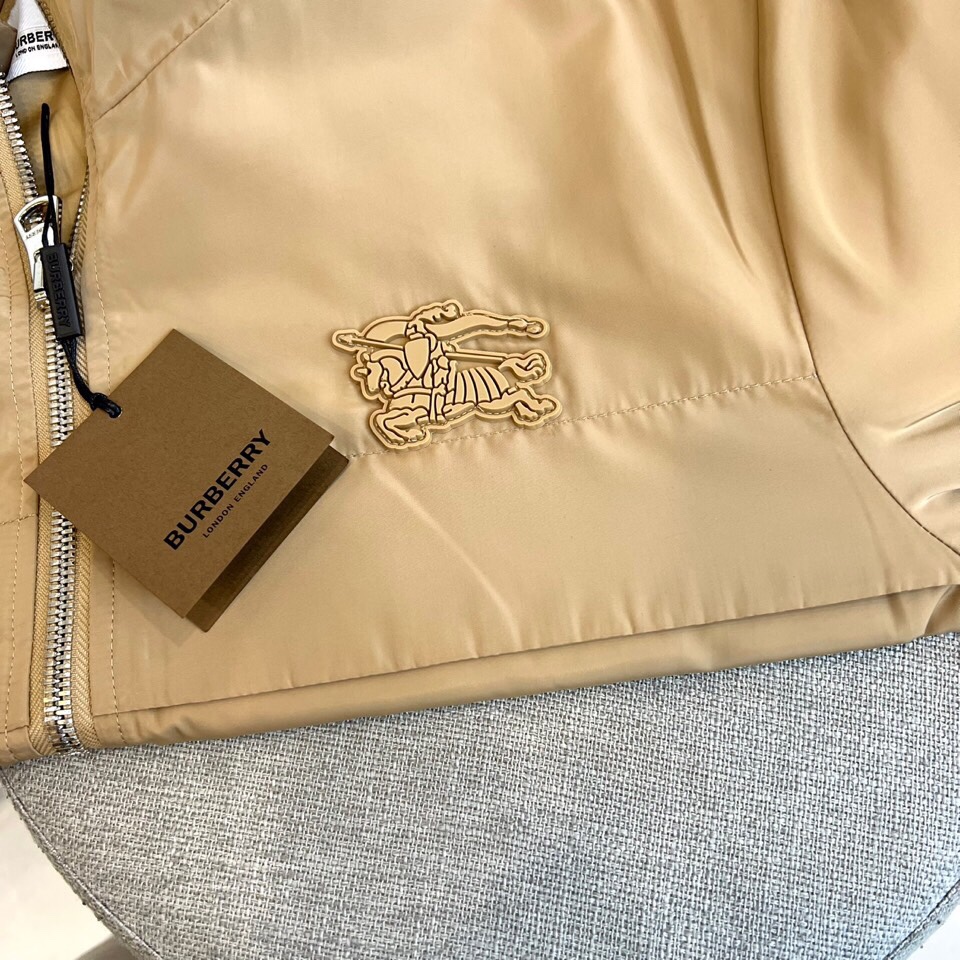 
Bur巴宝莉、25s秋冬新品立领夹克外套

 经典重塑，细节见真章

柔润米黄色面料如秋日麦浪，搭配立