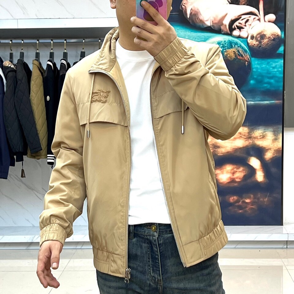 
Bur巴宝莉、25s秋冬新品立领夹克外套

 经典重塑，细节见真章

柔润米黄色面料如秋日麦浪，搭配立