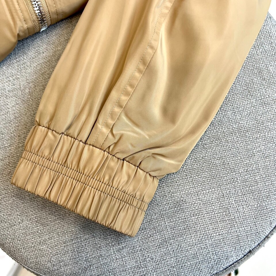 
Bur巴宝莉、25s秋冬新品立领夹克外套

 经典重塑，细节见真章

柔润米黄色面料如秋日麦浪，搭配立